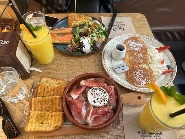 Miss Simona Calle Valencia | Brunch en Sagrada Familia photo 5