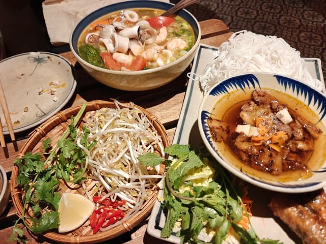 Vietnam autèntic restaurant photo 5
