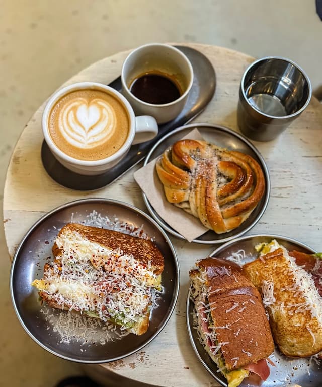 Pan y Pepinillos Café photo 2